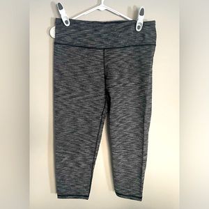 Victoria’s Secret Sport Knockout Workout Tights Leggings 3/4 Capri Women’s Large